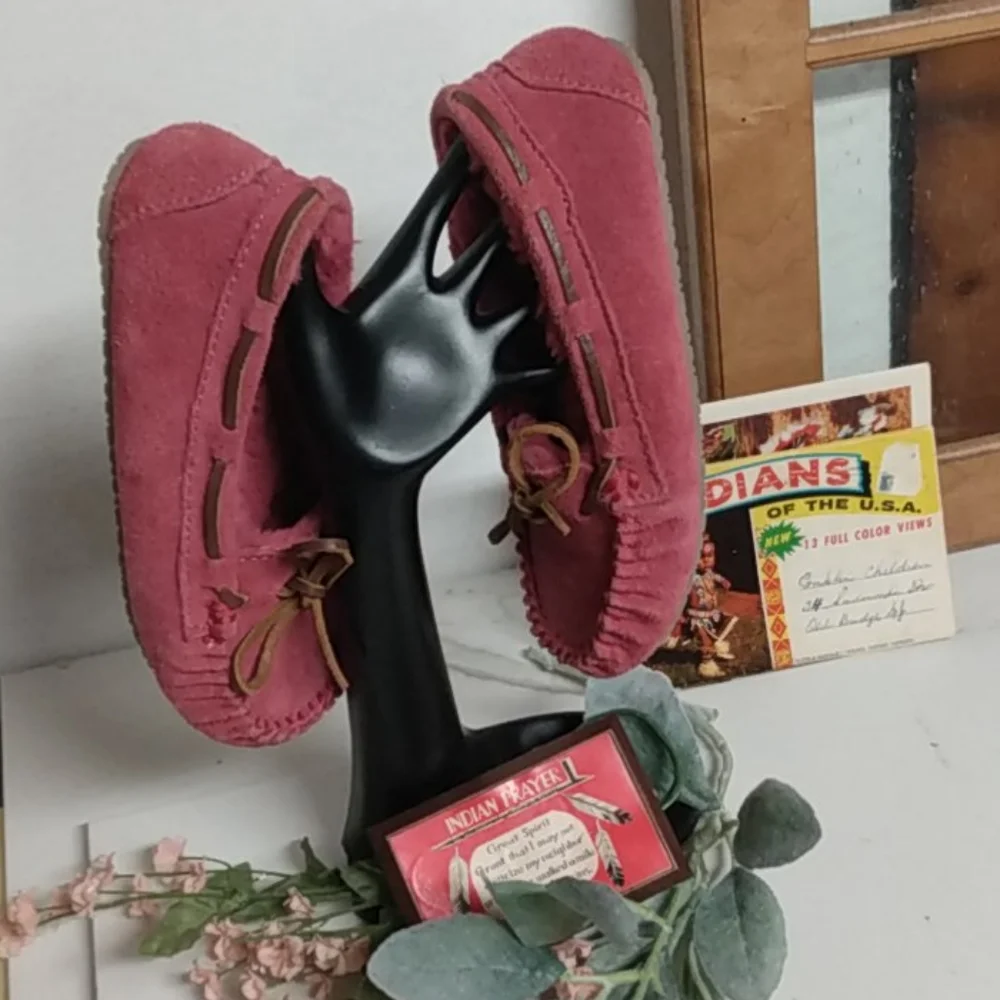Bubble Gum Pink Minnetonka Moccasins Girls size 2